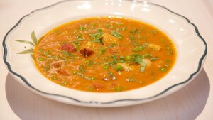 Gepofte paprikasoep met krokante chorizo