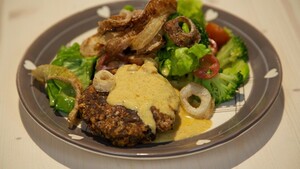 Krokante uienringen met kaasburgers