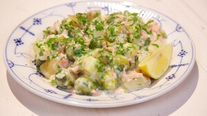 Romige gruyère-spruitenpot met gerookte zalm