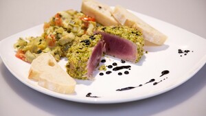 Tonno al pistacchio con carciofi a spezzatino (met pistache gepaneerde tonijn en gestoofde artisjokken)