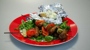 Chipolata-olijvenspiesjes met gepofte aardappel