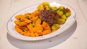 Gestoofde bospeen met platte gehaktballen