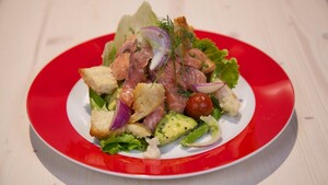 Zalmceviche met avocado-tomatensalade