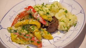 Rundertartaartjes met paprikaroomsaus