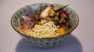 Pittige vegetarische ramen in 15 minuten