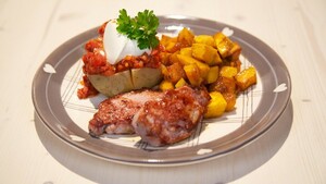 Gepofte aardappels met chorizo-tomatensaus