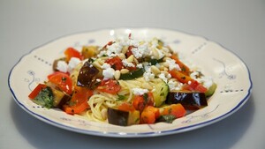 Spaghetti met geitenkaas en groene kruiden