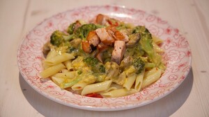 Romige champignons met spicy pasta en zalm