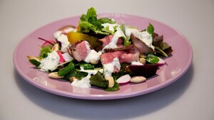 Salade met gebraden rosbief met mierikswortelcrème