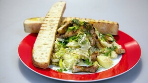 Zuurkoolsalade met gegrild spek en mosterd-crème fraîche