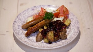 Rode uiencompote met mozzarella-tomaten uit de oven