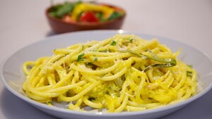 Bucatini con zucchine allo zafferano e gorgonzola (Bucatini met courgette, saffraan en gorgonzola)