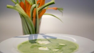 Groene soep van rucola en spinazie met crudités
