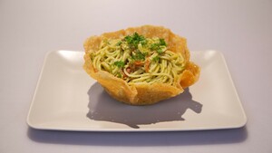 Spaghetti al pesto di avocado in scodella di Parmigiano (Spaghetti met avocadopesto in een kommetje van Parmezaanse kaas)