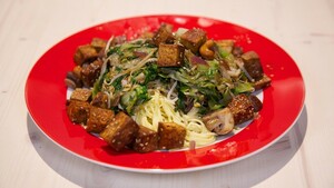 Andijvie uit de wok met ketjap-tofu