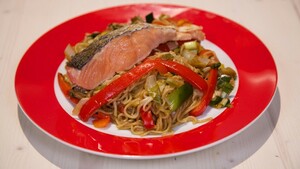 Oosterse zalm met noedels en gewokte groente