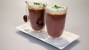 Cappuccino van bietjes met bieslook-crème fraîche