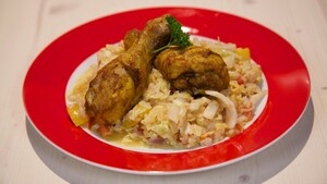 Chinese kool-pilav met kerrie-kipdrumsticks