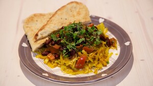 Gestoofde Indiase witte kool met kidneybonencurry