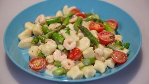 Gnocchi con asparagi verdi e gamberi (Gnocchi met groene asperges en garnalen)