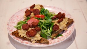 Krokante chorizocrostini en witte bonencrème