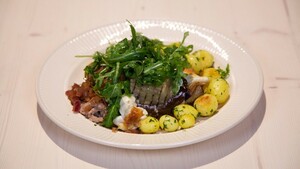 Gegrilde aubergineschotel met uiensaus
