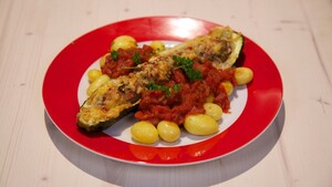 Gevulde courgettes met tomatensaus
