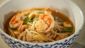 Gamba-bouillon met noedels en wontons