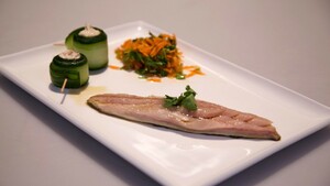 Verse makreel van de plaat en cannelloni van gerookte makreel