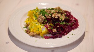 Aardappel-pompoenpuree met geitenkaas en rode kool