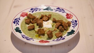 Broccoli-geitenkaassoep met knoflookcroutons