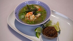 Tom yam kung met groene asperges uit Thailand