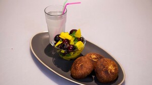 Johnny cake van pompoen met fruitsalade en awa di lamunchi