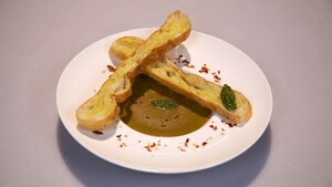 Bissara met knoflooksoldaatjes en korianderpesto