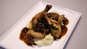 Gebraden piepkuiken met een jus van bladselderij en bleekselderijpuree