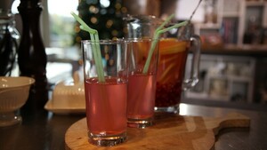 Homemade lemonade en prosecco met gember