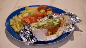 Kippakketjes uit de oven met pasta-pesto