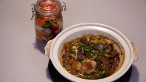 Kip uit de Chinese kleipot met groentepickles