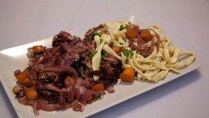 Zoetzure konijn met tagliatelle (coniglio all’agrodolce con tagliatelle)