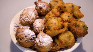Traditionele oliebollen en zalmholiebollen (hartige oliebollen)