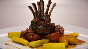 Lamskroon met pommes fondant en oventomaten