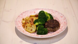 Aardappeltaart met grillburger en broccoli