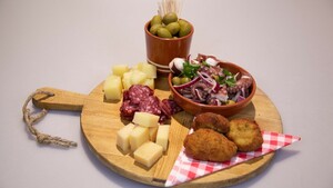 Antipasti van octopus en aubergineballetjes (Antipasto di polpo con polpette di melanzane)