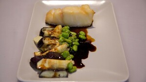 Gegrilde miso-kabeljauw en gegrilde groente met zelfgemaakte teriyakisaus