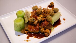 Krokant gebakken tongschar met gestoofde groente en gefrituurde olijven