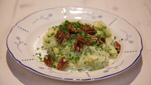 Hete bliksem met witte kool en emmentaler
