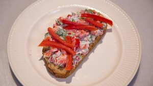 Volkorenbrood met paprika-bosuicrème
