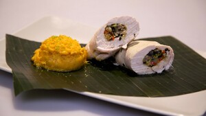 Kalkoenrolletjes in bananenblad met een puree van zoete aardappel en kokos