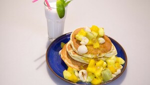 Sweet Asian: Pinda-pancakes, tropische fruitcompote en kokossmoothie