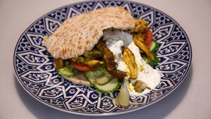 Homemade kipshawarma (kipshoarma) en zelfgemaakte pitabroodjes